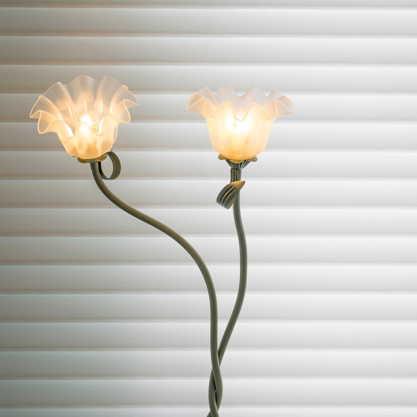 LED Floor Lamp with Calla Flower Design - Modern Lighting for Living Room & Bedroom Decor
