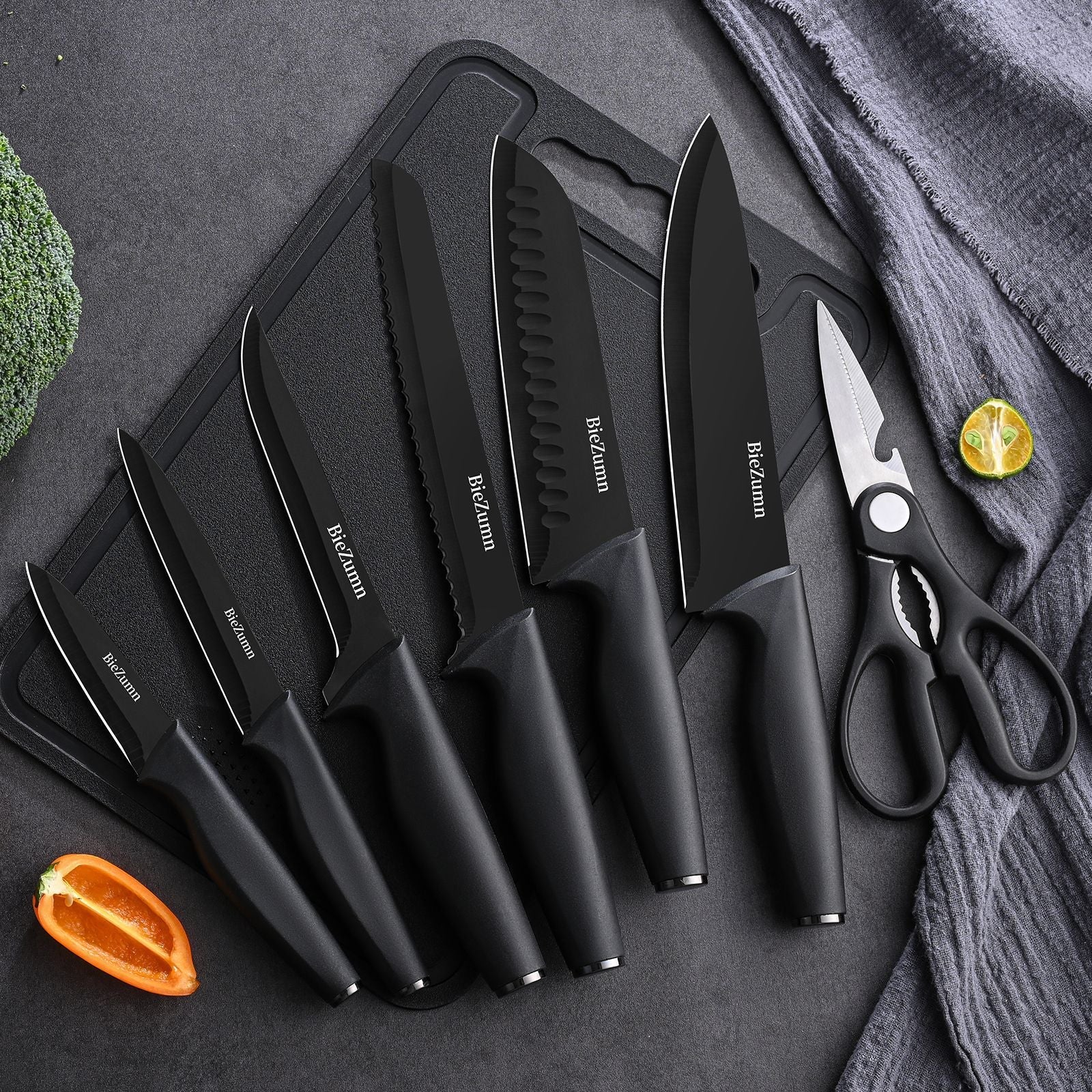 Knife Set With Integrated Sharpener